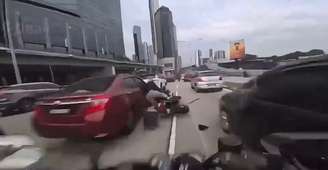 O motociclista derrubado sofreu fratura num dos braços