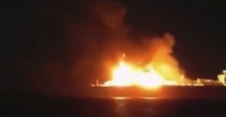 O navio ficou em chamas após as explosões de origem desconhecida