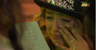 Samira chora ao saber que Lindolfo, seu cão, recebeu uma 'perninha'.