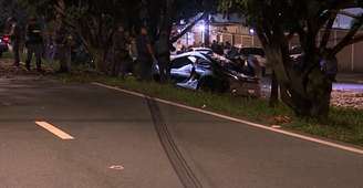 Uma homem e uma mulher, ambos de 20 anos, morreram após Porsche em que estavam bater contra uma árvore e pegar fogo.