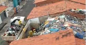 Já são mais de 10 dias de limpeza na casa, onde resíduos foram acumulados até o telhado