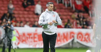 O Internacional anunciou a demissão do técnico Paulo Pezzolano