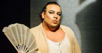 Luis Lobianco caracterizado como Gisberta, uma transexual paulista vítima de crime de ódio na cidade do Porto.