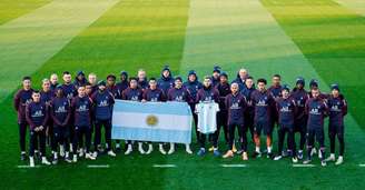 Elenco do PSG presta homenagem a Maradona (Foto: Divulgação/PSG)