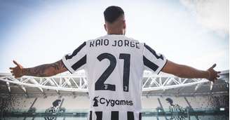 Atacante Kaio Jorge durante a sua apresentação oficial à Juventus, na semana passada Divulgação/Juventus