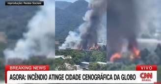 Imagem exibida na CNN mostra o incêndio na cidade cenográfica da Globo em Curicica, zona oeste do Rio