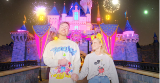 Youtuber fecha Disney por R$ 2 milhões para encontro romântico com noiva: ‘Melhor da história’