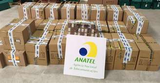 Anatel intensifica fiscalização em marketplaces e reduz número de produtos irregulares. Ação impediu a comercialização de 4.226 produtos irregulares: 2.569 no Mercado Livre, 1.325 na Shopee e 332 na Amazon