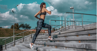 Aproveite o verão para se mover ao ar livre! Subir escadas é uma excelente forma de treino para ganhar resistência e fortalecer as pernas.