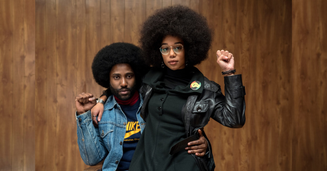 John David Washington como Ron Stallworth, e Laura Harrier no papel de Patrice no longa “Infiltrado na Klan”.