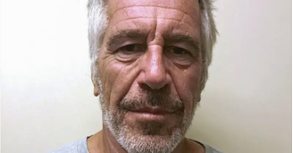 Foto de Jeffrey Epstein olhando fixamente para a câmera, com barba por fazer, diante de uma parede. 