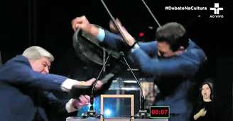 Então candidato José Luiz Datena usa uma cadeira para agredir o também candidato Pablo Marçal na disputa eleitoral de 2024 em São Paulo