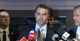 Flávio Bolsonaro diz que foi recebido por Moraes para pedir domiciliar ao pai