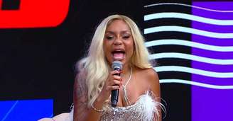 Após sair cancelada de 'A Fazenda 15' e recuperar popularidade no 'Fofocalizando', Cariúcha realiza o sonho de ter um programa próprio ao estrear no 'Superpop'