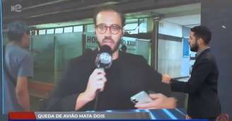 O repórter Pedro Corsini foi atrapalhado e agredido por homem durante entrada ao vivo