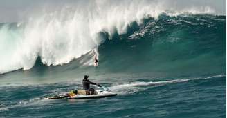 Michaela Fregonese bate recorde com maior onda já surfada por uma mulher no Brasil