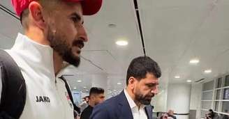 Aymen Hussein ao chegar no aeroporto de Chicago 
