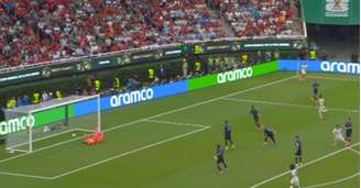 Muslera falhou incrivelmente no gol da Espanha – Reprodução de TV