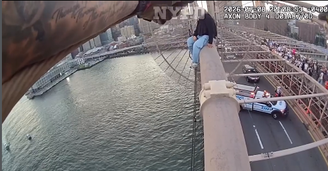 Mulher que estava há cerca de 30 metros de altura, sentada no alto da ponte do Brooklyn, foi resgatada por policiais