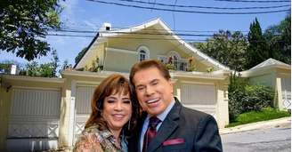 Iris Abravanel e Silvio Santos com a mansão ao fundo: local de muitas recordações
