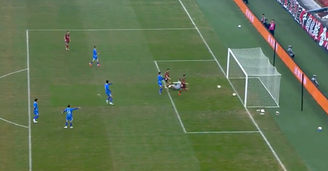 Partida da 'Série B' da China viraliza após lance bizarro com dois gols ao mesmo tempo; veja o vídeo