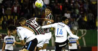 Lance de ataque do Fluminense sobre a defesa do Grêmio