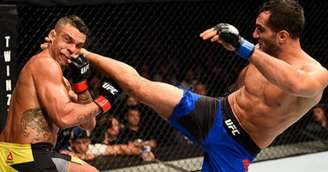 Mousasi nocauteou Vitor Belfort no segundo round, a partir dessa canelada na cabeça - (Foto: UFC)
