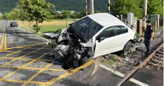 Carro fica destruído após motorista alcoolizado colidir contra trem em alta velocidade