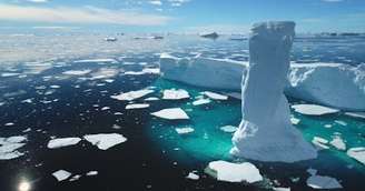 Icebergs derretendo no Oceano Ártico: desaceleração da Circulação de Revolvimento Meridional do Atlântico (AMOC, na sigla em inglês) terá consequências para o clima e os ecossistemas de todo mundo. Mozgova, Shutterstock