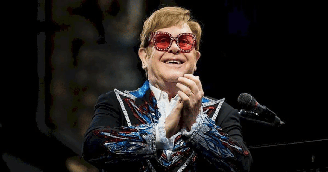 Elton John revela que teve infecção severa em um dos olhos