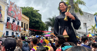 Fernanda Torres vira boneco de Olinda durante carnaval