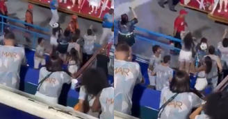 Grupo joga altinha durante desfile na Sapucaí