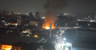 Incêndio consome arena de jogos em SP