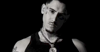 MC PH inaugura perfil em plataforma adulta com clipe em versão explícita