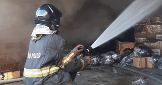 Bombeiros combatem chamas em galpão de eletrônicos em SP