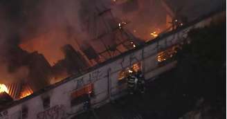 Incêndio atinge prédio comercial na região da Santa Cecília, centro de SP.