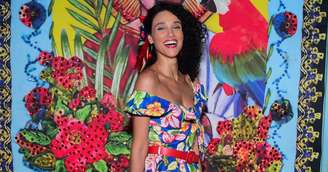 Débora Nascimento usou um vestido floral para o arraial da Arara 2025
