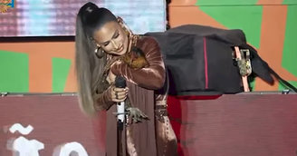 Simone Mendes ganha presente inusitado: a galinha do São João