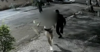 Criminosos descem de táxi para agredir e roubar mulher no Rio de Janeiro