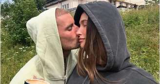 Justin Bieber compartilha nova foto beijando Hailey