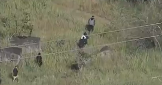 Bandidos armados fogem por trilhas na mata durante operação da PM do Rio