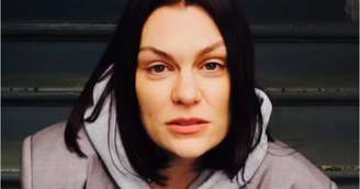 Jessie J fala sobre adiamento da segunda cirurgia de câncer de mama