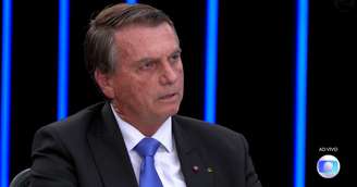 Jair Bolsonaro em entrevista ao 'Jornal Nacional' na campanha eleitoral de 2022: no fim, renovou a concessão da 'inimiga' Globo