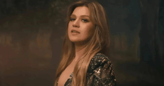 Kelly Clarkson volta a apresentar programa após morte do ex-marido
