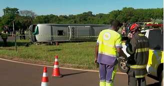 ônibus tombou em uma rotatória da Rodovia Brigadeiro Faria Lima (SP-326), na entrada de Jaboticabal.