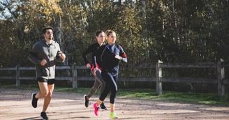 Prática esportiva ao ar livre é comum no verão, mas exige preparo físico para evitar lesões. Foto: Freepik.