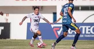 Jogador do Vitória trabalhando a bola durante o jogo