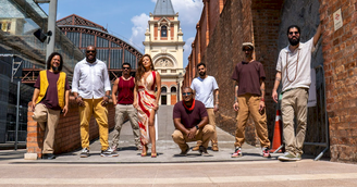 Chinela Voadora lança álbum dançante que mistura samba, funk e rap e questiona os limites do gênero