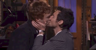 Quem é o comediante beijado por Harry Styles?