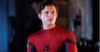 Peter Parker (Tom Holland) vive solitário e esquecido, quatro anos após os eventos de 'Sem Volta Para Casa'